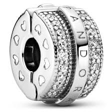 قلادة بخطوط باڤيه متلألئة وشعار