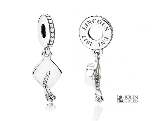 قلادة متدلية على شكل قبعة التخرج